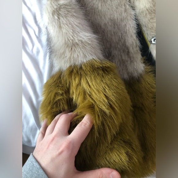 Dylan  Faux Fur No sleeve vest Size M - Picture 3 of 6